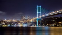 Saat malam hari, Jembatan Bosphorus pun terlihat cantik bermandikan cahaya lampu (Thinsktock)