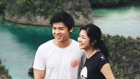 Lupakan dulu masalah perceraian Ahok-Veronica Tan. Lihat pasangan kekasih ini bikin adem. Sean dan Elisa menikmati panorama Raja Ampat. Foto: Instagram/elisajonathan