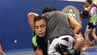 Semua kemampuan bela diri yang dia miliki terus diasah mengingat pertarungan ini sangat penting bagi kariernya, terutama dalam meretas predikat juara dunia One Championship kelas terbang. Pool/Bali MMA.