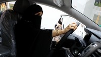 Pada Juni mendatang, kaum wanita di Saudi juga diperbolehkan mengemudikan sendiri kendaraan mereka. (Foto: REUTERS/Reem Baeshen)