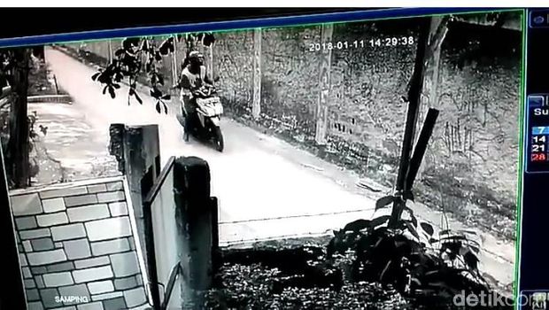 Aksi pelecehan seksual yang dilakukan pria pemotor terekam CCTV