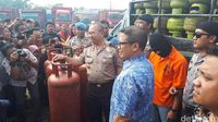 Penggerebekan gudang tabung gas oplosan