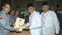 Herman Deru-Mawardi Yahya diusung Partai NasDem, Hanura dan PAN. Herman merupakan Bupati Ogan Komering Ulu (Oku) Timur dua periode pada 2005 - 2010 dan 2010. Sedangkan Mawardi merupakan Bupati pertama Ogan Ilir yang menjabat selama dua periode, yakni pada tahun 2005 - 2010 dan 2010 - 2015. (Foto: ANTARA FOTO/Nova Wahyudi)