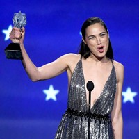Gal Gadot sukes membuat Wonder Woman menghimpun para penggemar baru, khususnya kalangan muda. Kemampuannya memerankan Wonder Woman tak terlepas dari karakter aslinya yang tangguh, pintar dan berkharisma. Kini Gal Gadot jadi simbol girl power bagi banyak wanita di berbagai dunia. Foto: Kevin Winter/Getty Images