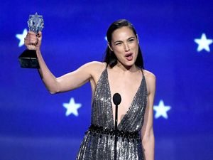 Raih SeeHer Award, Gal Gadot Persembahkan untuk Wanita Dunia