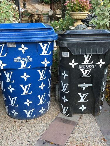 Mewah, Kim Kardashian Buang Sampah di Tong Louis Vuitton 