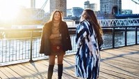 Pevita lebih sering mengunggah fotonya bersama adik Axel, yakni Valerie Thomas. (Dok. Instagram/pevpearce)