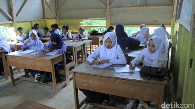 Miris, Ruang Kelas MTS di Kutawaringin Bandung Ini Bolong-bolong