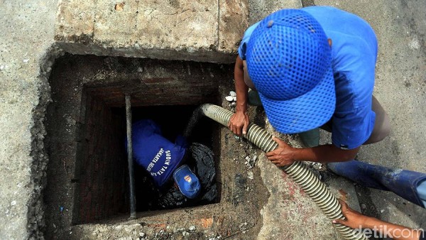Cegah Banjir, Gorong-gorong Jalan Kemang Dibersihkan
