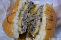 Bros in The Box: Gurih Mantap! Mushroom Burger dan Poutine Berleleh Keju