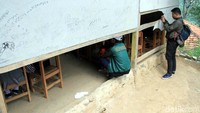 Kepala Sekolah MTS Nurussalam Soleh Suparyo mengatakan sekolahnya rusak karena tidak ada biaya untuk merenovasinya.