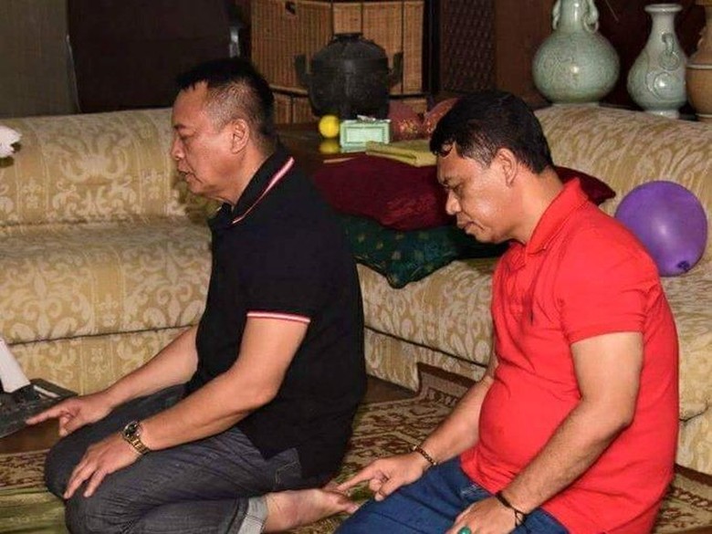 Saat TB Hasanuddin-Anton Charliyan Salat Bareng di Rumah Solihin GP Saat TB Hasanuddin-Anton Charliyan Salat Bareng di Rumah Solihin GP