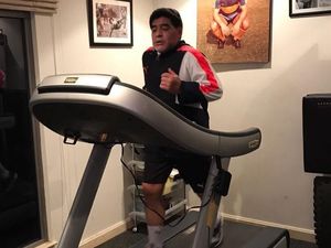 Tak Lagi Menjadi Pemain Sepak Bola, Para Legenda Ini Masih Tetap Olahraga