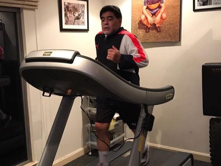 Tak Lagi Menjadi Pemain Sepak Bola, Para Legenda Ini Masih Tetap Olahraga