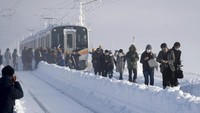 Saat itu kereta tengah melaju ke Nagaoka dari Niigata. (Foto: Dok. Kyodo via Reuters)