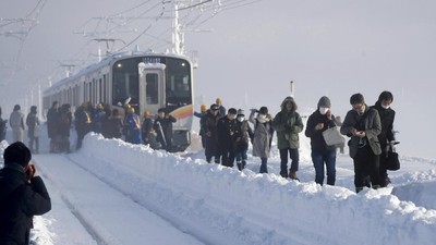 Penampakan Salju Tebal yang Bikin Kereta Terjebak di Niigata