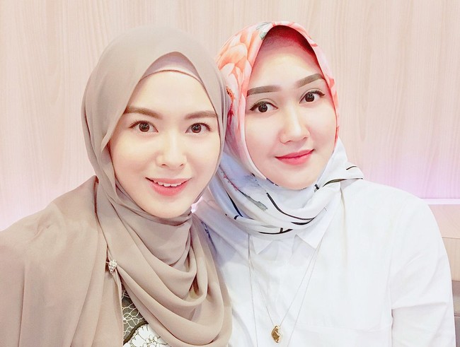 Sebelum pergi liburan bersama Dian Pelangi, Ayana Jihye Moon sempat nonton bareng Ayat-Ayat Cinta 2 di bioskop Indonesia. Ini merupakan foto selfie Dian Pelangi dan Ayana Jihye Moon setelah nonton bareng. Keduanya tampil cantik dengan gaya hijab simpel. (Dok. Instagram @dianpelangi)