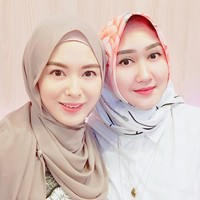 Sebelum pergi liburan bersama Dian Pelangi, Ayana Jihye Moon sempat nonton bareng Ayat-Ayat Cinta 2 di bioskop Indonesia. Ini merupakan foto selfie Dian Pelangi dan Ayana Jihye Moon setelah nonton bareng. Keduanya tampil cantik dengan gaya hijab simpel. (Dok. Instagram @dianpelangi)