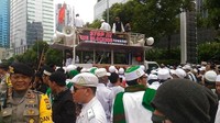 Massa FPI demo di depan kantor Facebook. Massa meminta penjelasan Facebook terkait pemblokiran akun yang dialami mereka. (Foto: Samsudhuha Wildansyah/detikcom)