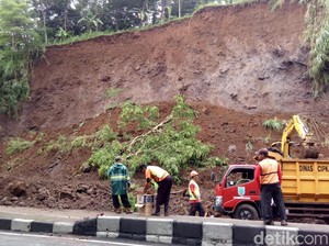 Tebing Longsor di Lingkar Salatiga, Arus Lalin dari Solo Dialihkan
