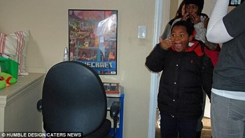 Mereka pun memasang video untuk merekam bagaimana reaksi bocah ini ketika pertama kali masuk ke kamar yang mereka tinggali sudah lengkap dengan perabotan layak. (Foto: Dailymail)
