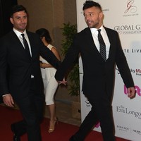 Seperti saat hadir di acara seni Art Basel Miami Beach 2017 di Florida pada Desember lalu. Ricky dan Josef berjalan bergandengan tangan. Foto: dok. Getty Images