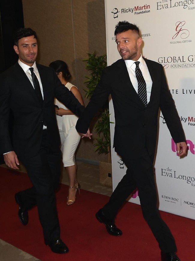 Seperti saat hadir di acara seni Art Basel Miami Beach 2017 di Florida pada Desember lalu. Ricky dan Josef berjalan bergandengan tangan. Foto: dok. Getty Images