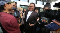 Kuasa hukum Fredrich, Sapriyanto Refa tiba di gedung KPK, Jalan Kuningan Persada, Jakarta, Jumat (12/1/2018).
