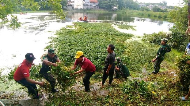 Kegiatan ini melibatkan BPBD Gresik, polisi, TNI, dan masyarakat