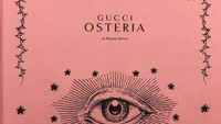 Restoran ini punya logo sendiri. Didominasi warna merah muda, ada gambar sebuah mata yang dikelilingi kerlip bintang. Ada tulisan Gucci Osteria disertai nama chefnya yakni Chef Massimo Bottura, chef restoran berkelas bintang michellin dari Madona. Foto: Instagram