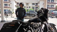 Edi tampak flamboyan dengan Harley, celana jins dan jaket Harley.