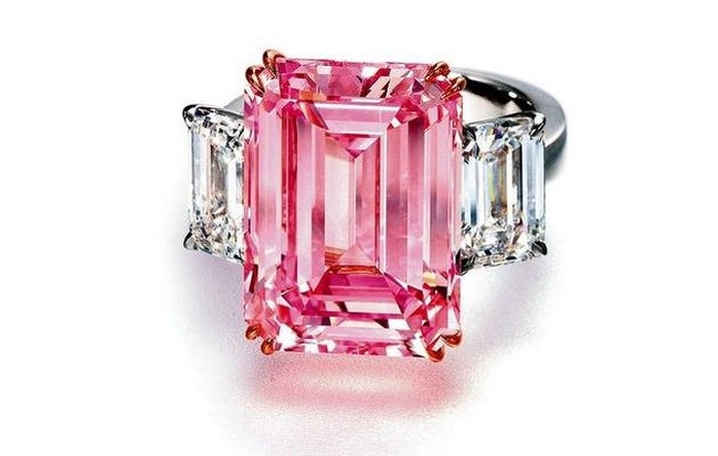 Pecinta warna pink akan jatuh hati pada cincin dengan hiasan berlian pink yang sangat cantik ini. Begitu indahnya cincin ini sampai dinamai Perfect Pink Diamond. Dan dengan harga mencapai US$ 23,2 juta atau sekitar Rp 310 miliar saat dilelang di Christie, Hong Kong, tidak mengherankan jika cincin berlian pink ini masuk dalam daftar cincin berlian termahal di dunia. Apalagi berlian pink di cincin ini beratnya mencapai 14,23 karat. Foto: Ist.
