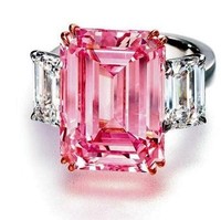 Pecinta warna pink akan jatuh hati pada cincin dengan hiasan berlian pink yang sangat cantik ini. Begitu indahnya cincin ini sampai dinamai Perfect Pink Diamond. Dan dengan harga mencapai US$ 23,2 juta atau sekitar Rp 310 miliar saat dilelang di Christie, Hong Kong, tidak mengherankan jika cincin berlian pink ini masuk dalam daftar cincin berlian termahal di dunia. Apalagi berlian pink di cincin ini beratnya mencapai 14,23 karat. Foto: Ist.