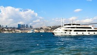 Di Selat Bosphorus, terdapat juga operator tur yang menawarkan liburan naik kapal pesiar. Sekaligus juga, mengelilingi jembatannya (Thinsktock)