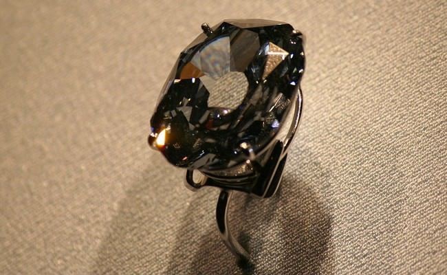 Harga cincin berlian berikut ini sungguh fantastis karena mencapai US$ 80 juta atau sekitar Rp 1 triliun. Wittelsbach-Graff Diamond Ring adalah cincin berlian termahal di dunia. Berlian di cincin ini ditemukan di akhir abad 17 di pertambangan Kulloor, India. Berlian biru di cincin ini beratnya mencapai 31,06 karat. Pemilik asli berlian biru itu adalah Rajah Philip IV dari Spanyol. Namun kini cincin tersebut disimpan di National Museum of Natural History, Amerika Serikat. Foto: Ist.