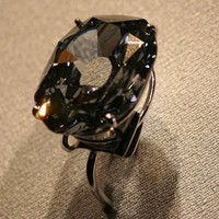 Harga cincin berlian berikut ini sungguh fantastis karena mencapai US$ 80 juta atau sekitar Rp 1 triliun. Wittelsbach-Graff Diamond Ring adalah cincin berlian termahal di dunia. Berlian di cincin ini ditemukan di akhir abad 17 di pertambangan Kulloor, India. Berlian biru di cincin ini beratnya mencapai 31,06 karat. Pemilik asli berlian biru itu adalah Rajah Philip IV dari Spanyol. Namun kini cincin tersebut disimpan di National Museum of Natural History, Amerika Serikat. Foto: Ist.