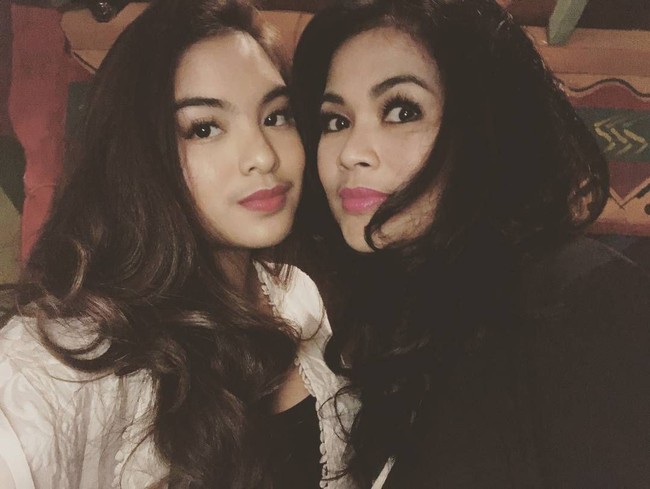 Mengenakan makeup natural dengan perona bibir pink, wajah Syandria tak kalah memesona dengan sang ibu. Foto: Instagram