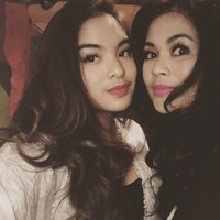 Mengenakan makeup natural dengan perona bibir pink, wajah Syandria tak kalah memesona dengan sang ibu. Foto: Instagram