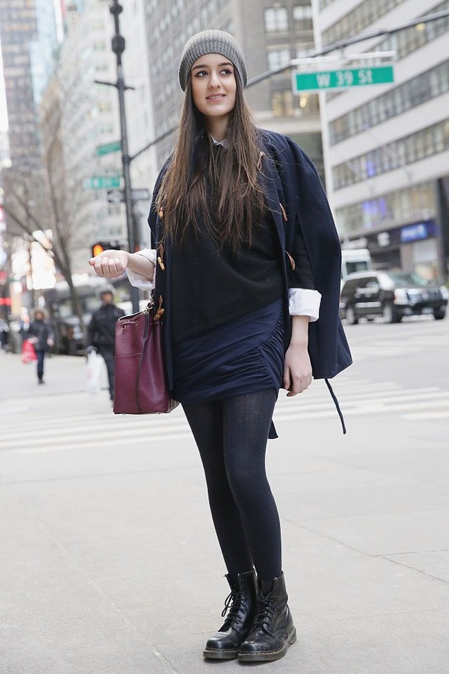 Terinspirasi dari sepatu boots yang khusus dirancang bagi para prajurit untuk berperang atau latihan perang, combat boots cocok buat kamu yang suka tampil edgy. Foto: Getty Images