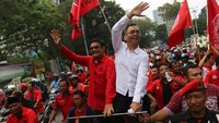 Bakal calon gubernur dan wakil gubernur Sumut Djarot Saiful Hidayat (kiri) dan Sihar Sitorus (kanan) naik becak motor saat akan mendaftar ke KPU Sumatera Utara, di Medan, Rabu (10/1).  (Foto: ANTARA FOTO/Irsan Mulyadi)