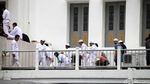 Foto: Sebelum Demo, Massa FPI Salat Jumat di Masjid Al-Azhar