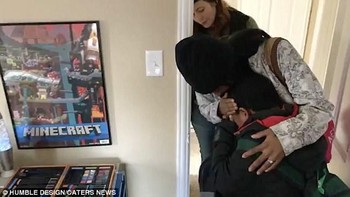 Daeyers bersama sang ibu yang terlihat sangat bahagia atas rumah dan perabotan yang mereka dapatkan. Apalagi Daeyers mendapat kamar sendiri yang selama ini hanyalah impian baginya. (Foto: Dailymail)
