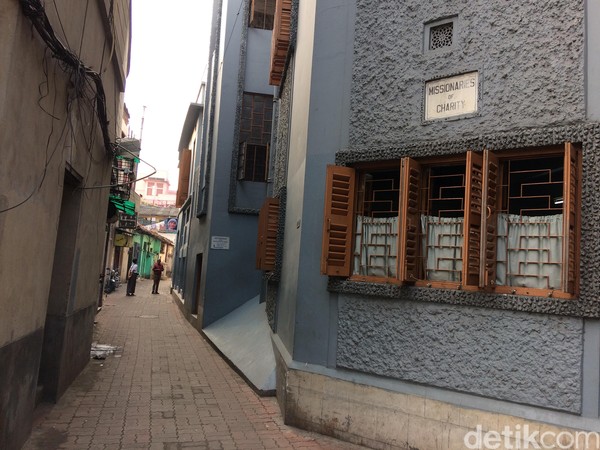 Selama lebih dari 47 tahun, ia melayani orang miskin, sakit, dan yatim juga piatu. Misi Kemanusiannya itu berkembang ke seluruh India dan dunia atau sekitar 123 negara lainnya. Oleh karena jasanya itu, setelah kematiannya, ia mendapat gelar dari Paus Yohanes Paulus II sebagai Saint Teresa of Calcutta (Masaul/detiktravel) Selama lebih dari 47 tahun, ia melayani orang miskin, sakit, dan yatim juga piatu. Misi Kemanusiannya itu berkembang ke seluruh India dan dunia atau sekitar 123 negara lainnya. Oleh karena jasanya itu, setelah kematiannya, ia mendapat gelar dari Paus Yohanes Paulus II sebagai Saint Teresa of Calcutta (Masaul/detiktravel)