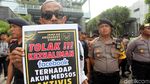 Adem Bener, Polwan Cantik Ikut Jaga Demo di Kantor Facebook