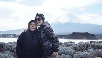 Syahrini berpose dengan latar Gunung Fuji dan Danau Kawaguchi yang terlihat jelas (Instagram/princessyahrini) 