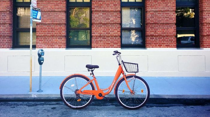 Sepeda Listrik Ini Bisa Tempuh 80 Km Sekali Colok Perusahaan yang berbasis di San Francisco, Amerika Serikat, Spin, membuat sepeda bertenaga listrik. Sepeda itu diklaim bisa berjalan sejauh 80 km dalam sekali charge.