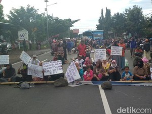 Warga Demo Blokir Pantura Tongas-Surabaya, Lalin Dua Arah Macet 4 Km