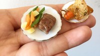 Wah, ini steak daging sapi muda mini yang bisa dimakan! Lengkap dengan kentang, wortel, bunci dan roti bawang goreng kering. Yummy! Foto: Instagram Mini Yemek