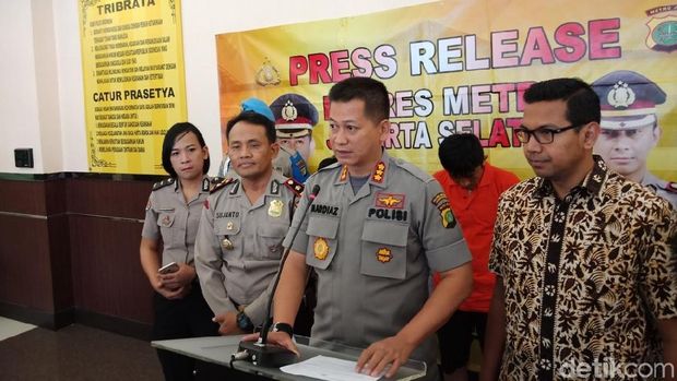 Tim Polres Jakarta Selatan menangkap dua orang tersangka berinisial EF (28) dan AYP (37) yang berupaya mencuri uang di ATM