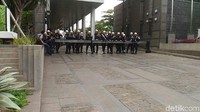 Mereka terpisah dengan pengamanan dari aparat Kepolisian dan TNI yang berjaga di luar gedung (Foto: Samsudhuha/detikcom)